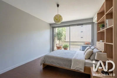 Dormitorio; suelo de madera, luz natural, estilo moderno