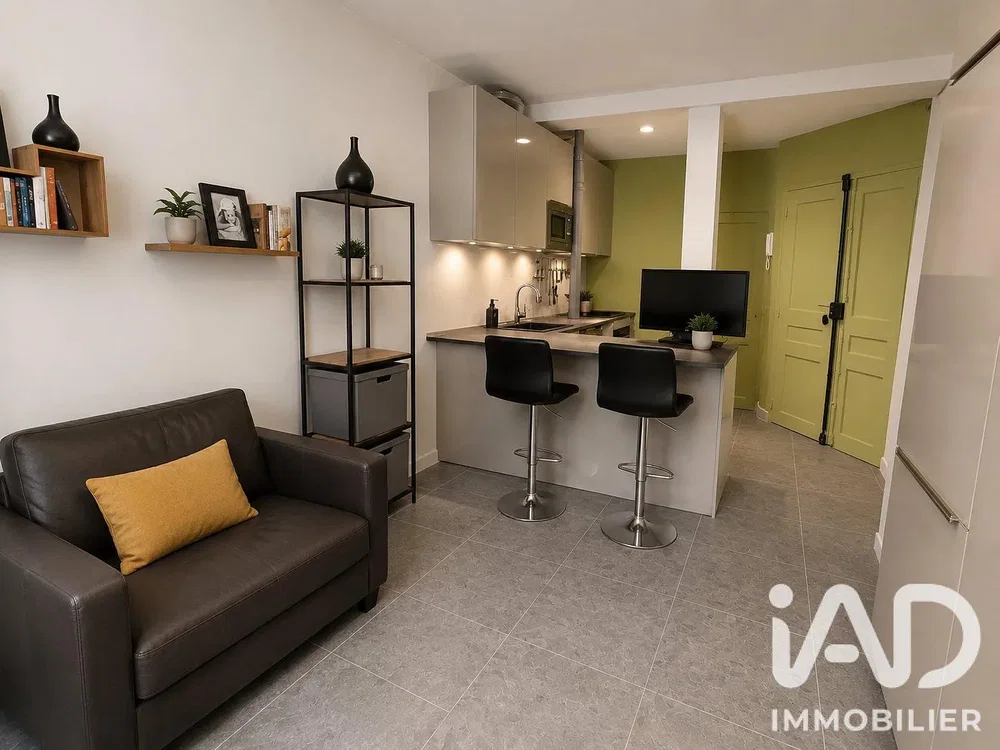 Salon; carrelage, électroménager, lumière naturelle