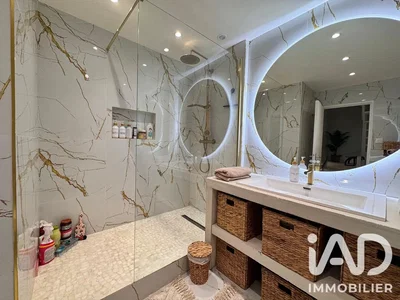 Salle de bain; rénové, lumière naturelle