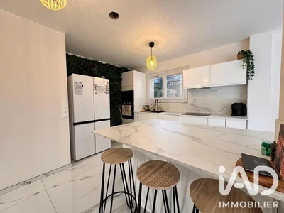 Cuisine; électroménager, carrelage, lumière naturelle, style moderne