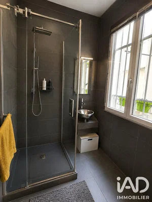Toilettes; carrelage, lumière naturelle