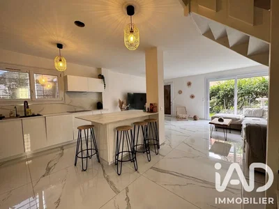 Cuisine; électroménager, carrelage, lumière naturelle, style moderne