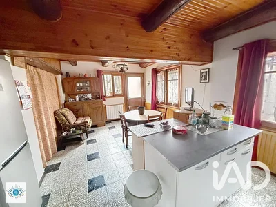 Cocina; vigas de madera, suelo de baldosas