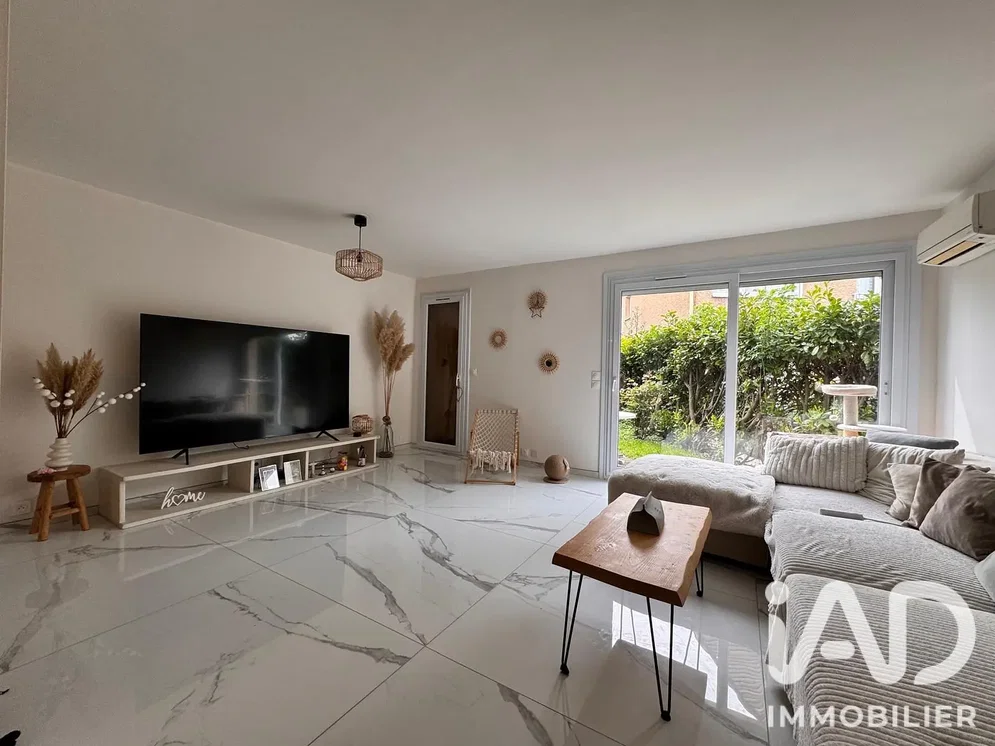Salon; carrelage, lumière naturelle, style moderne