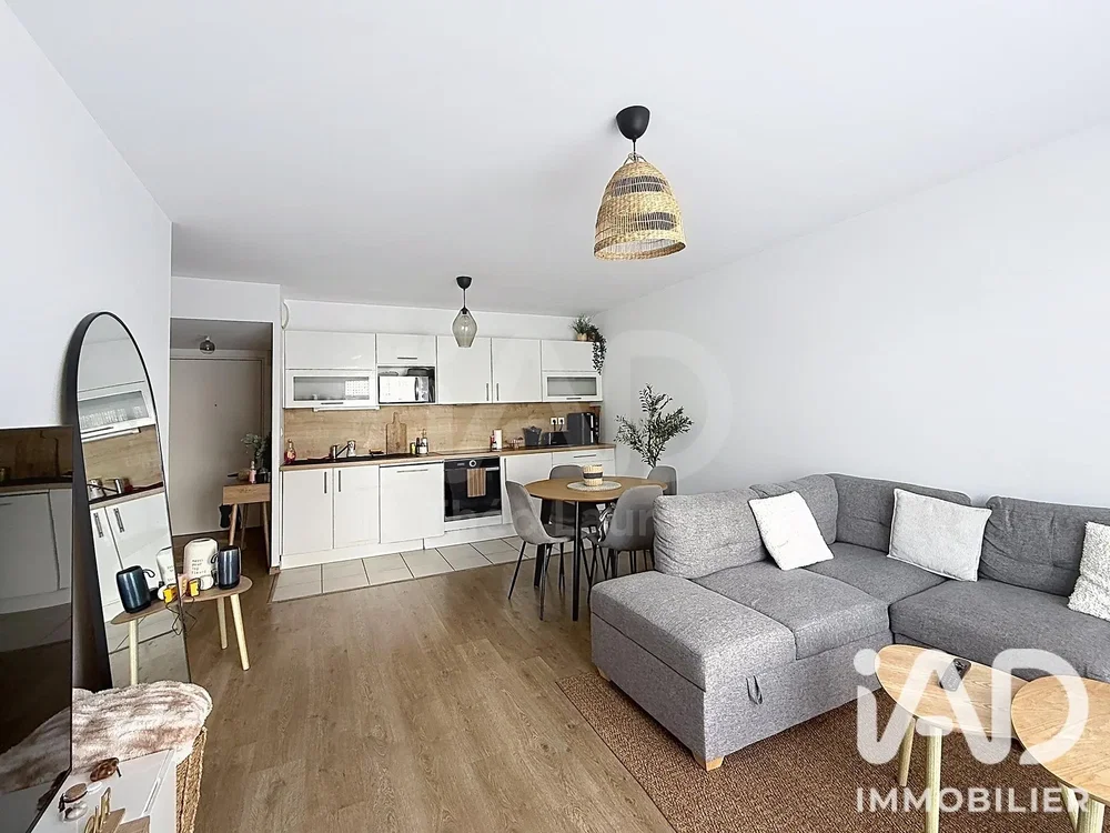 Wohnzimmer; tageslicht, moderner stil, holzboden