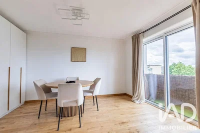Salon; parquet, lumière naturelle, style moderne