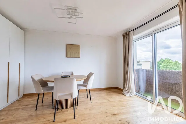 Salon; parquet, lumière naturelle, style moderne