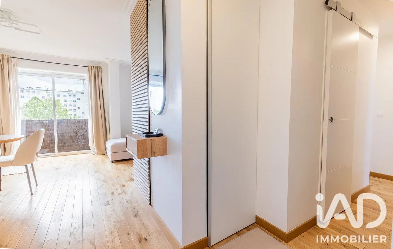Salon; parquet, lumière naturelle, vue
