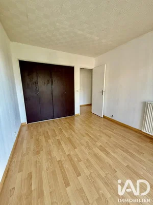 Dormitorio; suelo de madera, luz natural