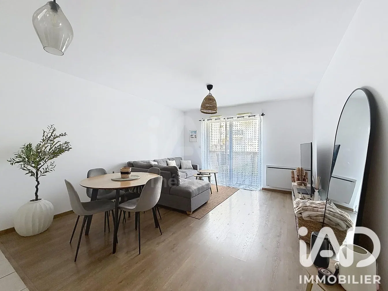 Wohnzimmer; holzboden, tageslicht, moderner stil