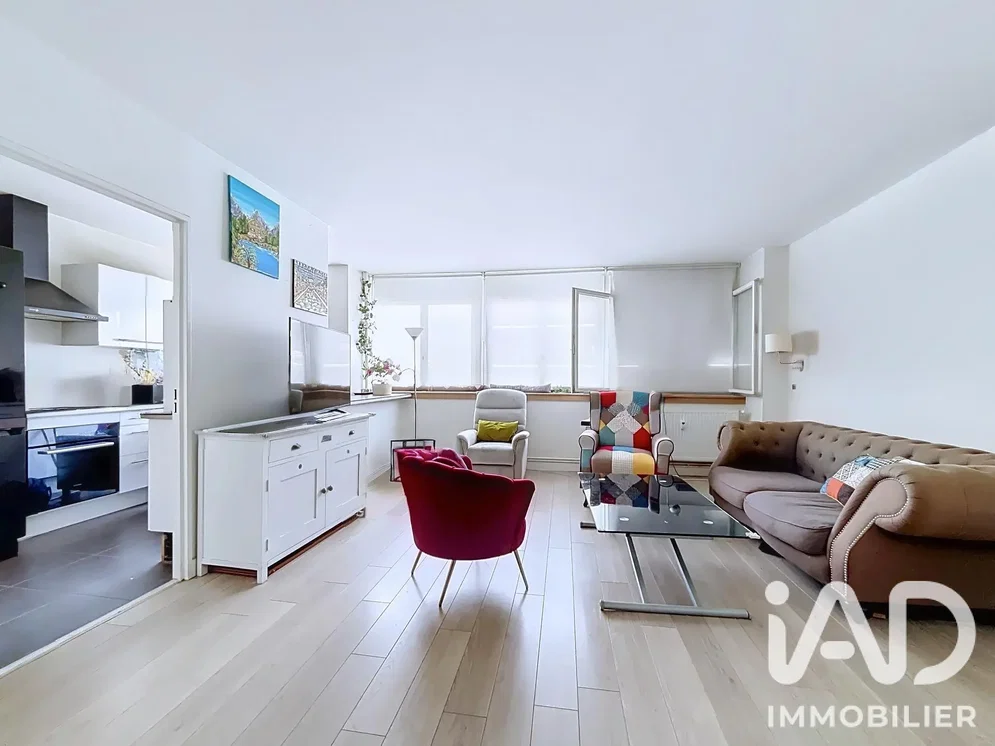 Salon; parquet, lumière naturelle, style moderne