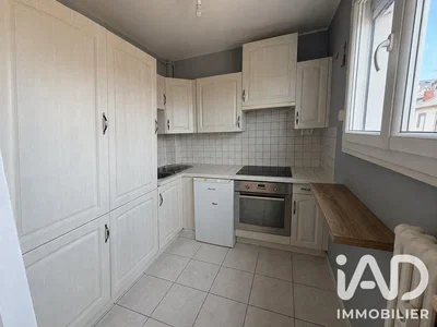 مطبخ; أجهزة المطبخ, أرضية من البلاط, ضوء طبيعي