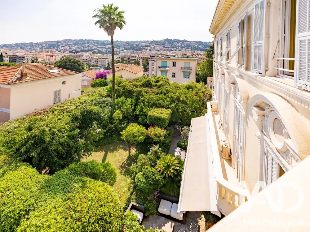 Maison et environs; vue, lumière naturelle