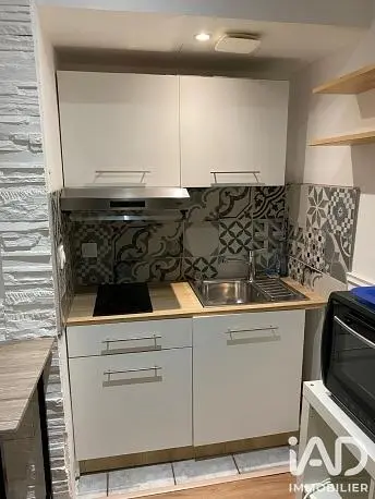 Cuisine; électroménager, carrelage, rénové, lumière naturelle