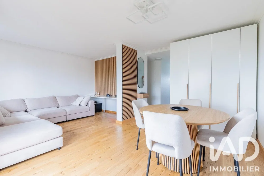 Salon; parquet, lumière naturelle, style moderne