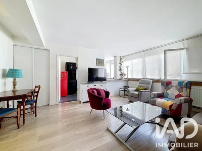 Salon; parquet, lumière naturelle, style moderne