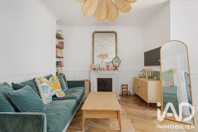 Salon; parquet, cheminée, style moderne, lumière naturelle