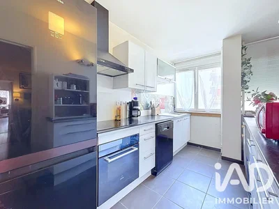 Cuisine; électroménager, carrelage, lumière naturelle