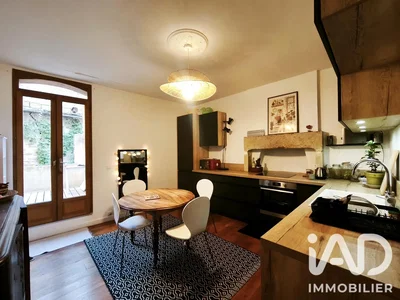 Cucina; pavimento in legno, elettrodomestici, luce naturale