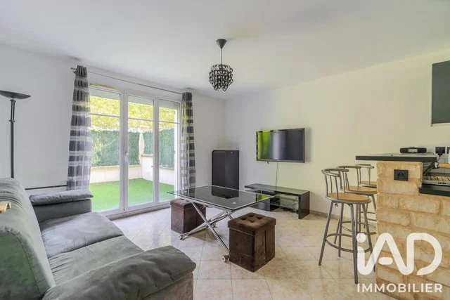 Soggiorno; luce naturale, pavimento in piastrelle, stile moderno