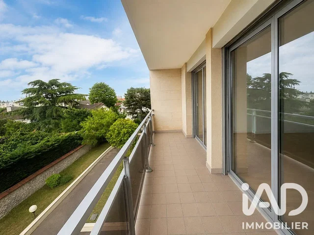 Balcon; carrelage, vue, lumière naturelle