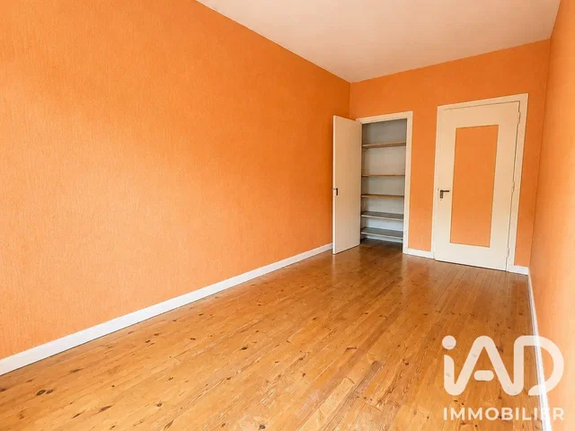 Camera da letto; pavimento in legno, luce naturale
