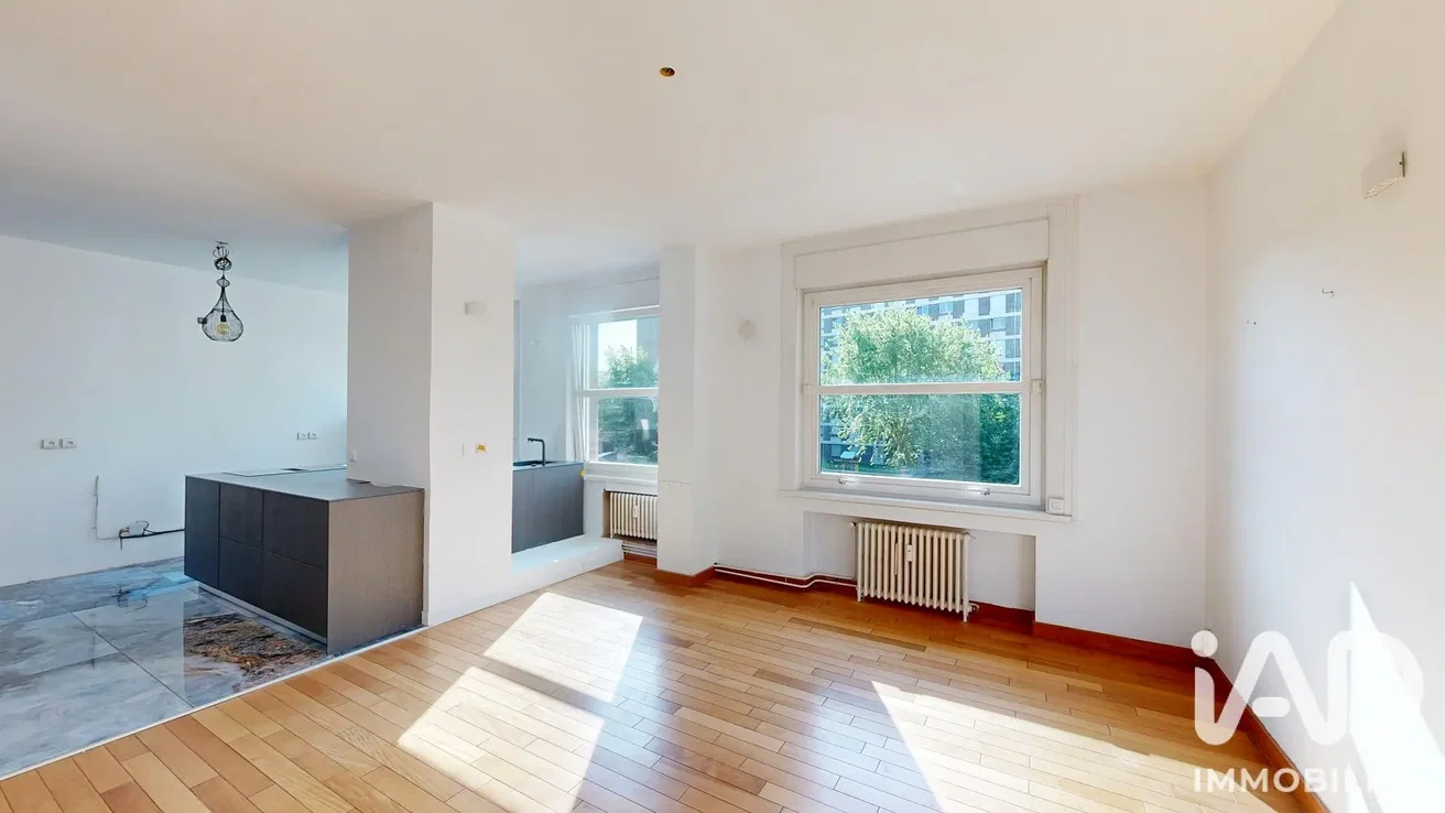 Salon; parquet, lumière naturelle, nécessite rénovation