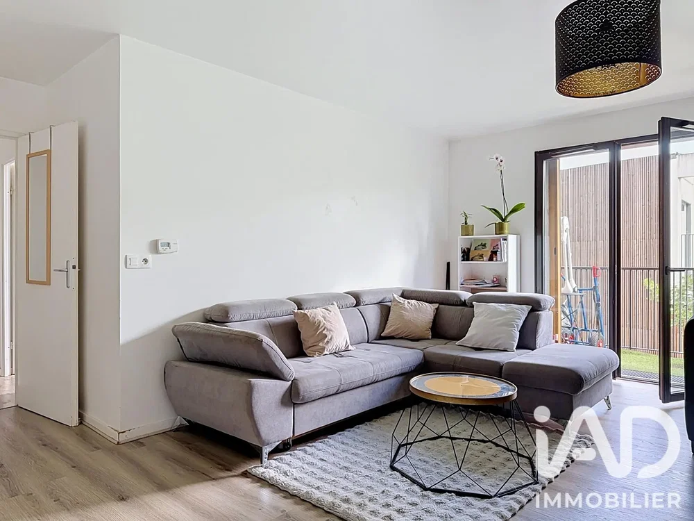 Salon; parquet, lumière naturelle, style moderne