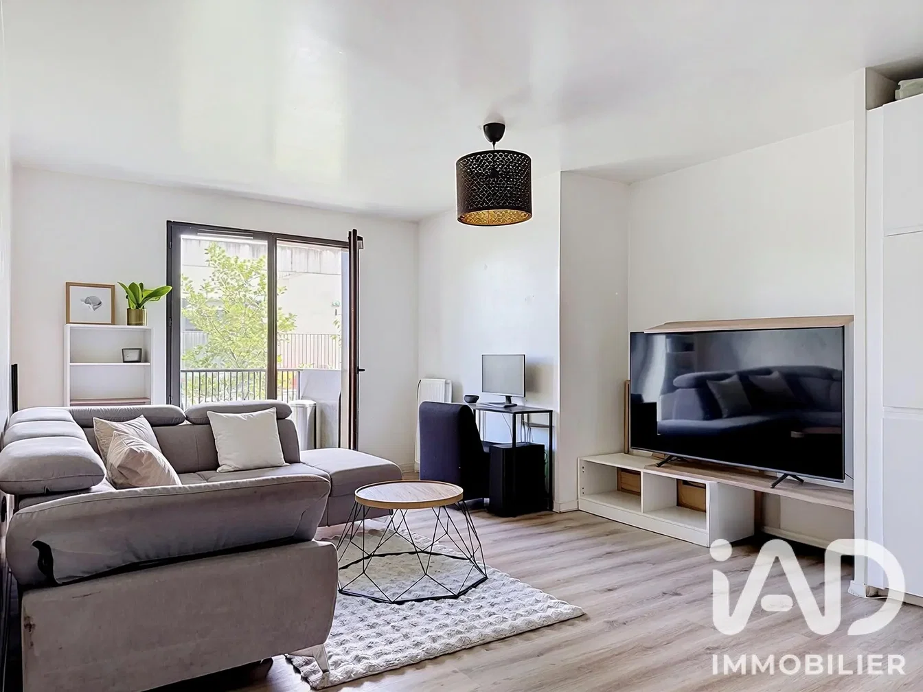 Salon; parquet, lumière naturelle, style moderne