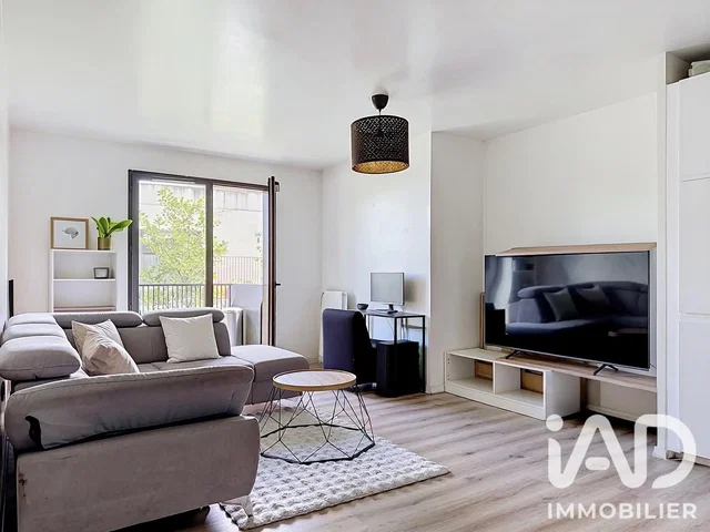 Salon; parquet, lumière naturelle, style moderne