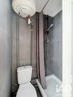 Toilette; pavimento in piastrelle, scaldabagno