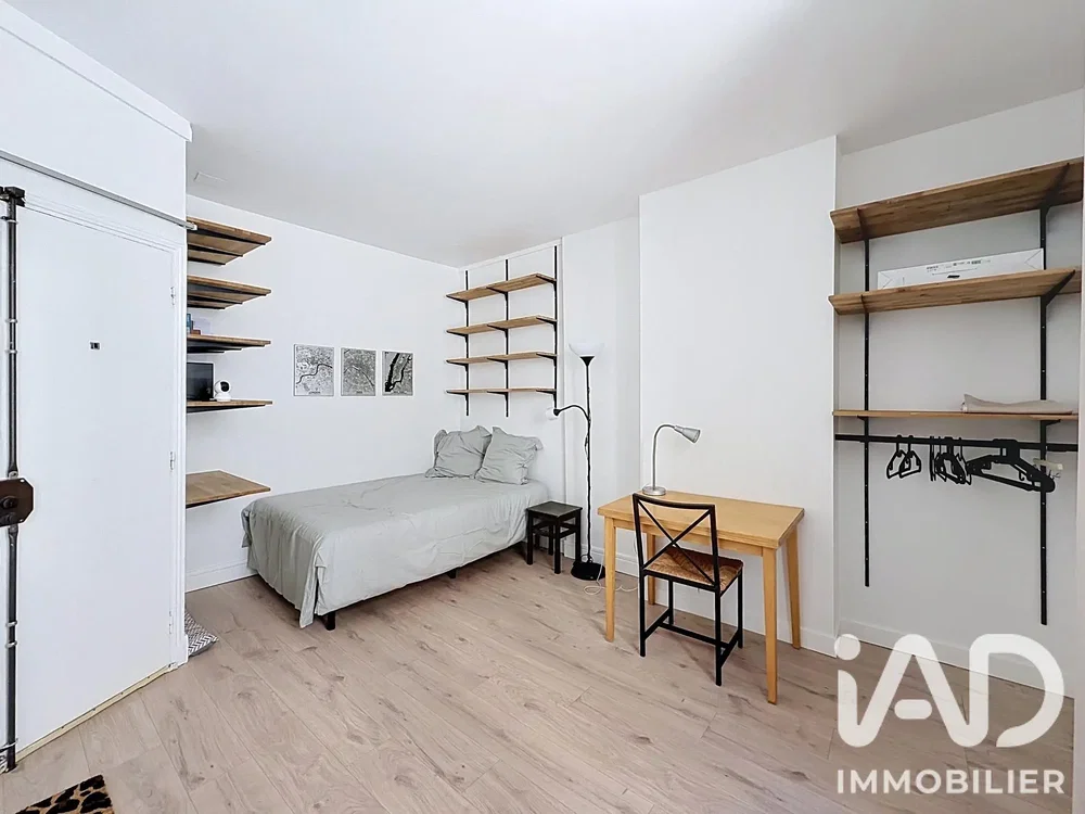 Camera da letto; pavimento in legno, luce naturale