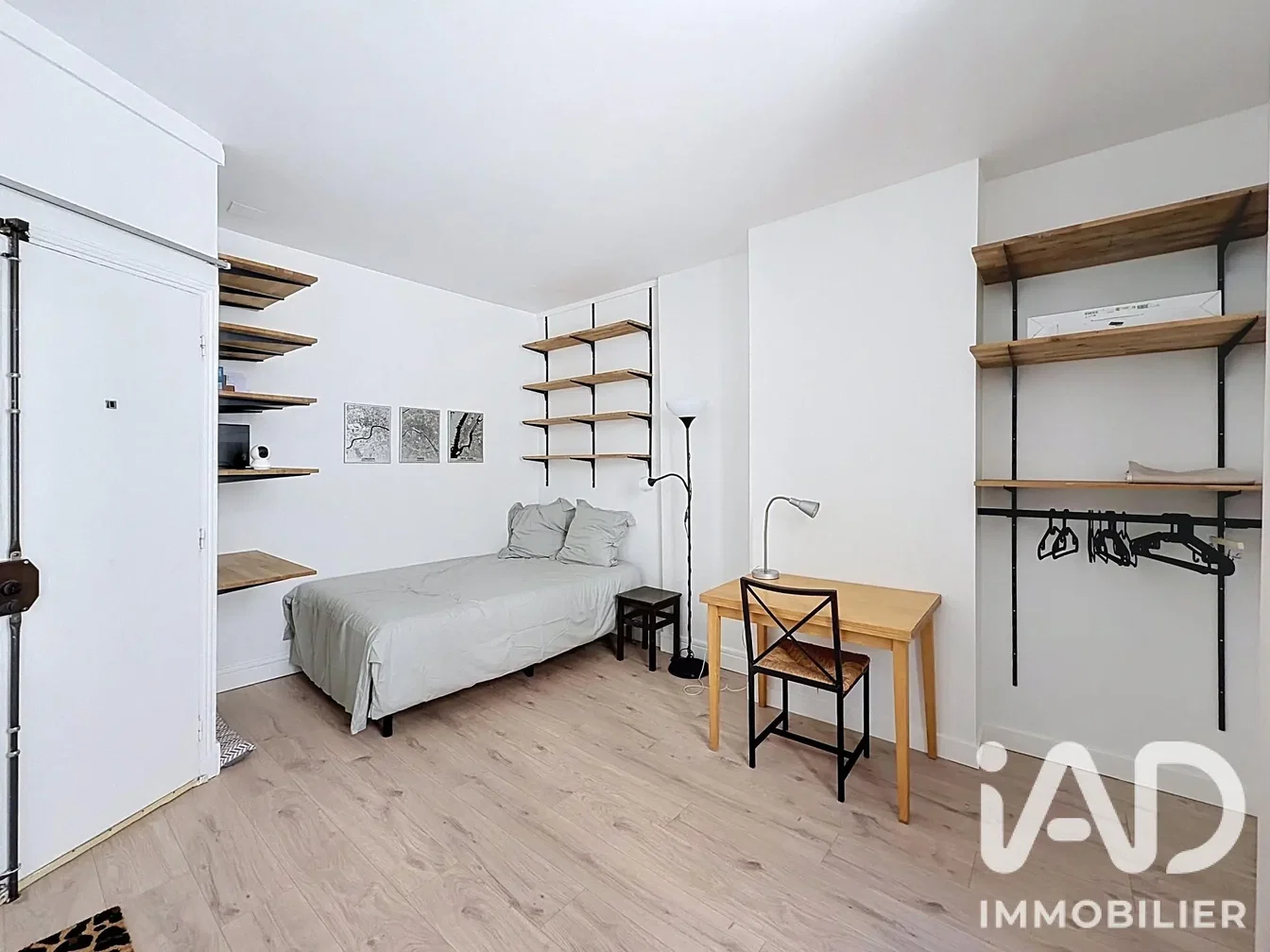 Camera da letto; pavimento in legno, luce naturale