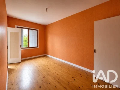 Camera da letto; pavimento in legno, luce naturale
