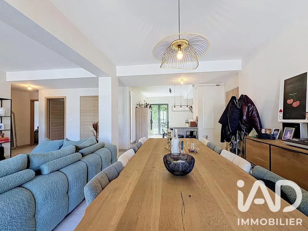Salon; parquet, hauteur sous plafond, lumière naturelle, style moderne