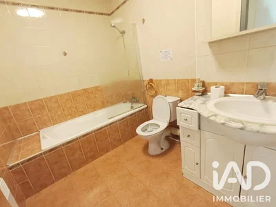 Banyo; fayans zemin, tadilat gerekiyor