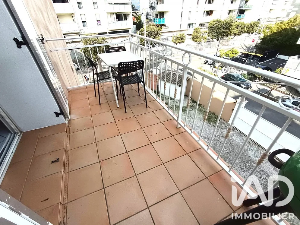 Balkon; fayans zemin, manzara