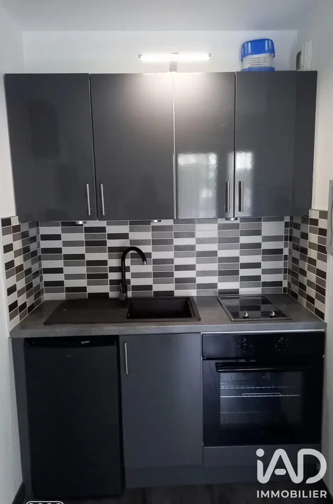 Cucina; elettrodomestici, pavimento in piastrelle