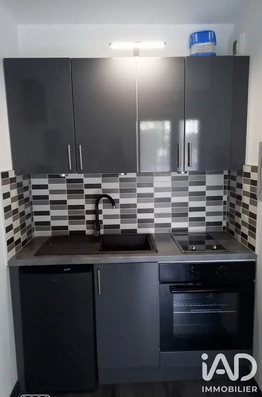Cucina; elettrodomestici, pavimento in piastrelle
