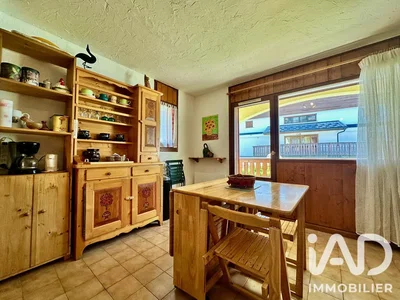 Cuisine; parquet, carrelage, électroménager, lumière naturelle