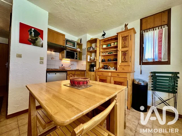 Cucina; pavimento in piastrelle, elettrodomestici, travi in legno