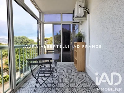 Balkon; manzara, fayans zemin, doğal ışık