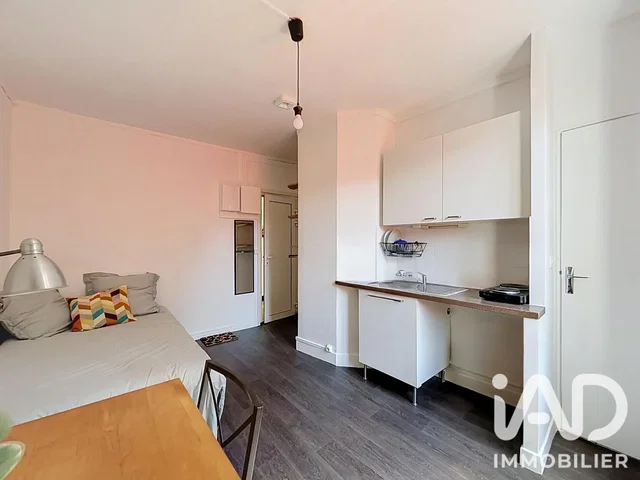 Cucina; elettrodomestici, pavimento in legno, luce naturale