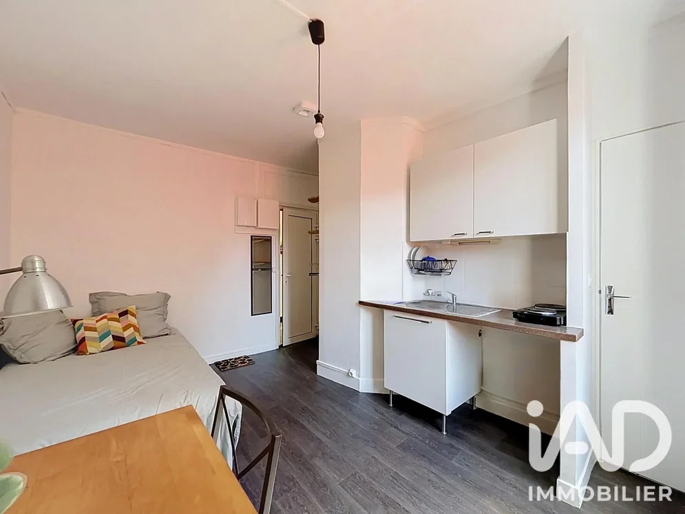 Cucina; elettrodomestici, pavimento in legno, luce naturale
