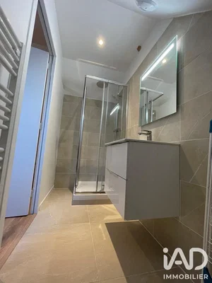 Salle de bain; carrelage, rénové, lumière naturelle