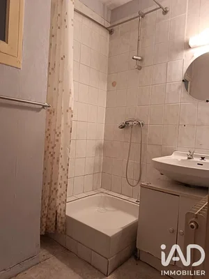 Toilette; pavimento in piastrelle, necessita ristrutturazione