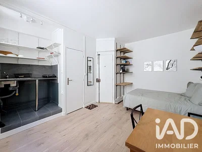 Cucina; elettrodomestici, pavimento in legno, luce naturale