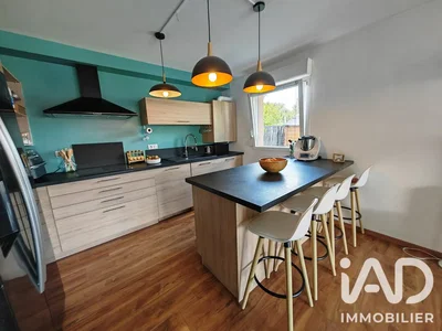 Cucina; elettrodomestici, pavimento in legno, luce naturale