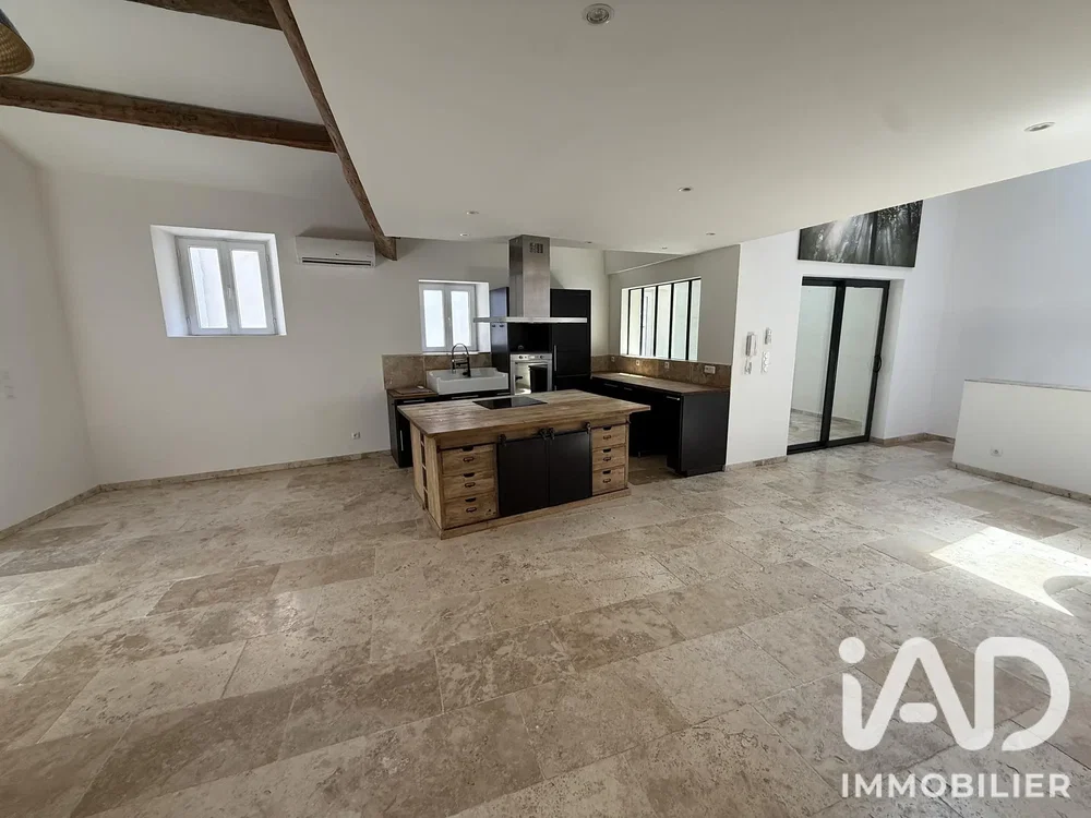 Cucina; pavimento in piastrelle, luce naturale, elettrodomestici