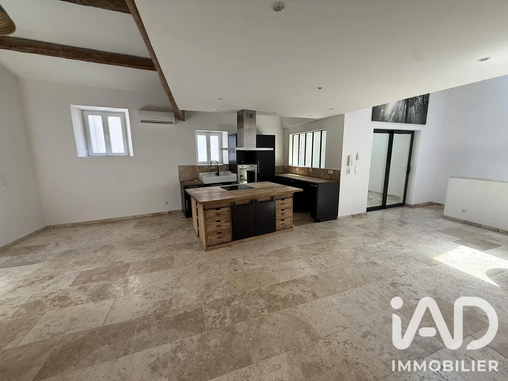 Cucina; pavimento in piastrelle, luce naturale, elettrodomestici